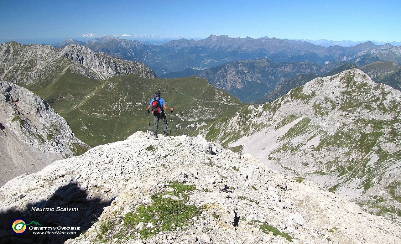 27 Salgo fin quasi alla testata del Mandrone, è ora di scollinare sul versante nord. Ma prima uno sguardo  indietro....JPG